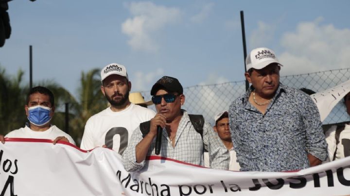 Cinco padres de normalistas acuden a marcha en favor de José Luis Abarca: "no es el culpable"