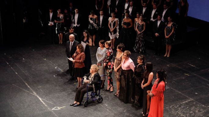 Homenaje a Silvia Pinal en Bellas Artes; la reconocen como "egresada distinguida"