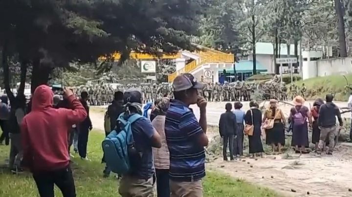 Pobladores de Teopisca retienen a funcionarios y militares en enfrentamiento por bloqueos carreteros