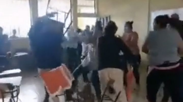 Batalla campal dentro de un salón de clases se vuelve viral; esto fue lo que ocurrió (Video)