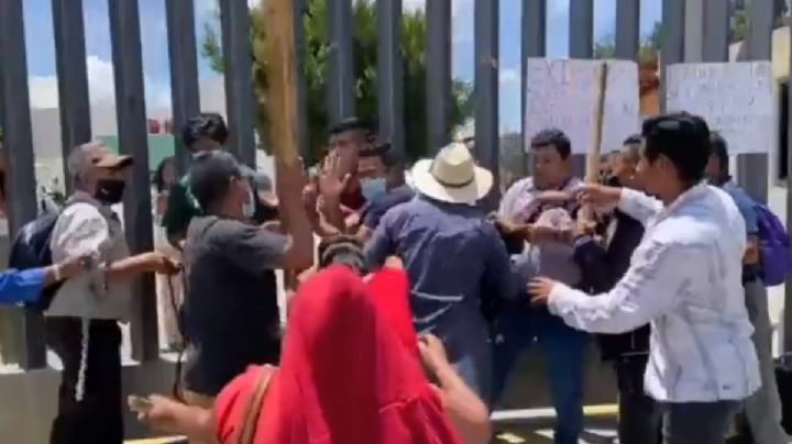 Manifestantes insultan, golpean y retienen a periodistas de Oaxaca (Video)