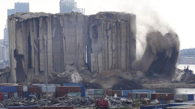 En el segundo aniversario de la explosión, colapsan silos dañados en el puerto de Beirut