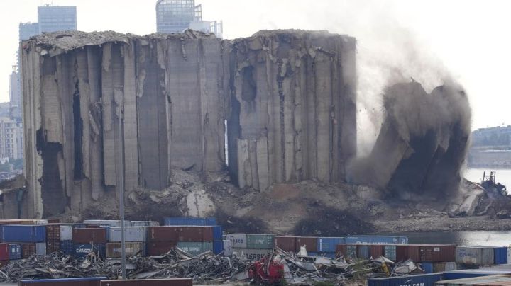 En el segundo aniversario de la explosión, colapsan silos dañados en el puerto de Beirut