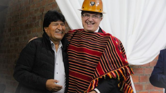 Entre abrazos, regalos y agradecimientos: así fue el reencuentro entre Evo Morales y Ebrard (Video)