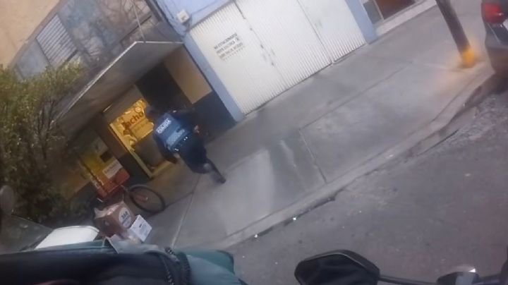 Policía pide “aventón” a motociclista para perseguir a ladrón en la CDMX y video se viraliza