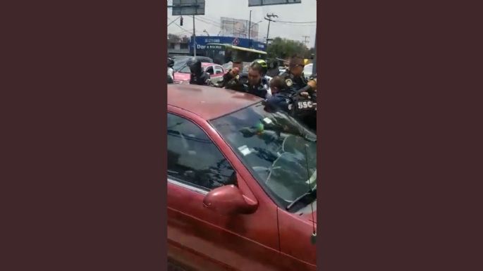 Inspección de motocicletas termina en riña entre policías y vecinos de San Juan de Aragón (Videos)