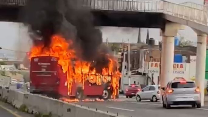 Choque del Ejército y delincuentes desata bloqueos con vehículos incendiados en Zapopan (Videos)