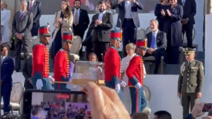 Polémica en Colombia al no levantarse el rey Felipe VI al paso de la espada de Bolívar (Video)