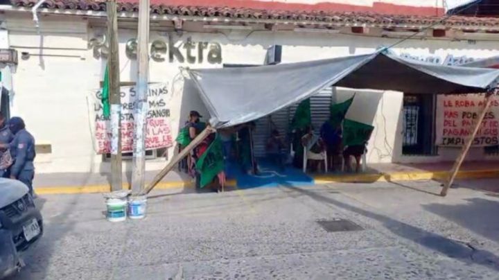 Toman sucursal de Banco Azteca y Elektra en Oaxaca por presunto robo a una adulta mayor