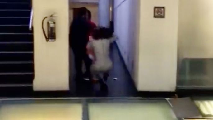 Senadora de Morena empuja y tira al piso a una empleada (Video)