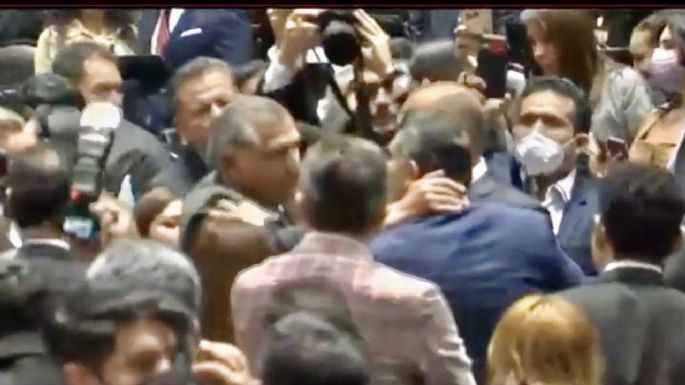 Así fue el saludo entre Adán Augusto López y "Alito" Moreno en la entrega del informe