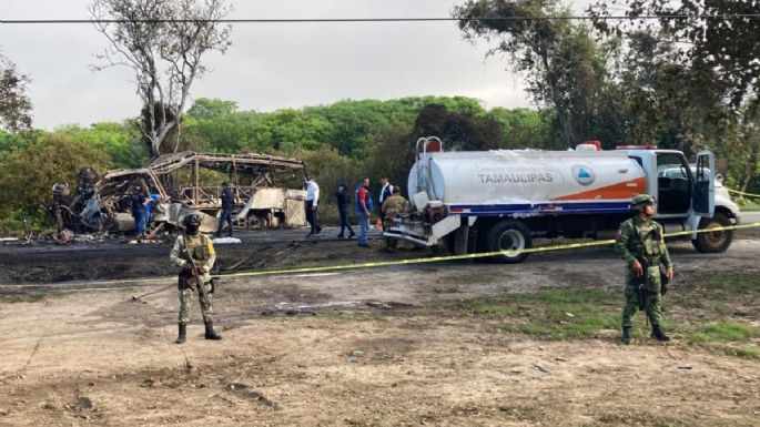 Autobús choca con contenedor de combustible en Tamaulipas; hay 18 muertos