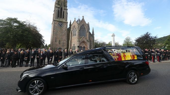 El féretro de Isabel II llega al Palacio de Holyrood de Edimburgo