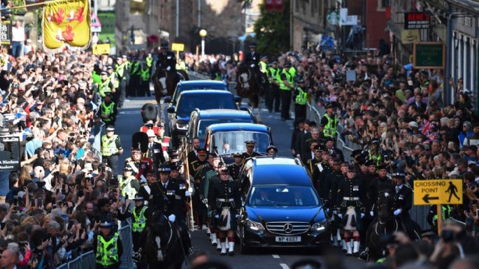 El cortejo fúnebre de Isabel II sale de Holyrood en presencia de Carlos III