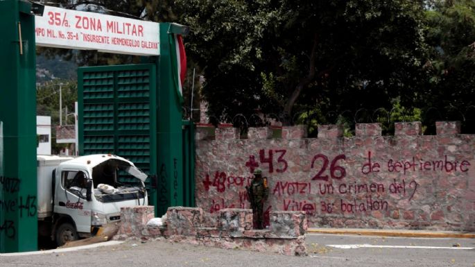 Normalistas atacan la 35 Zona Militar en Chilpancingo; padres de los 43 exigen justicia (Video)