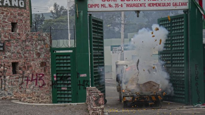 Normalistas atacan la 35 Zona Militar en Chilpancingo; padres de los 43 exigen justicia (Video)