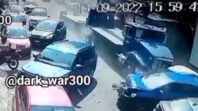 Captan cómo un tráiler embiste a 5 autos en Santa Fe; hay 3 heridos (Video)