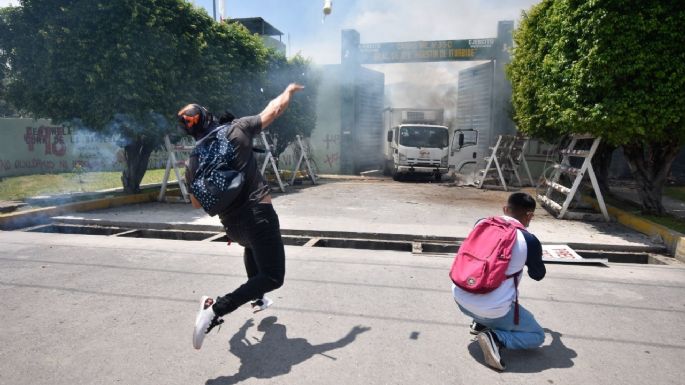 En segundo día de acciones, normalistas de Ayotzinapa atacan el 27 Batallón de Infantería en Iguala