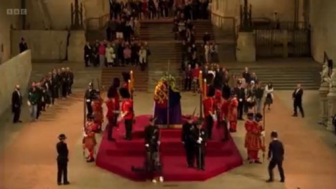 Así fue el momento en que un guardia real se desmayó frente al féretro de la reina Isabel II