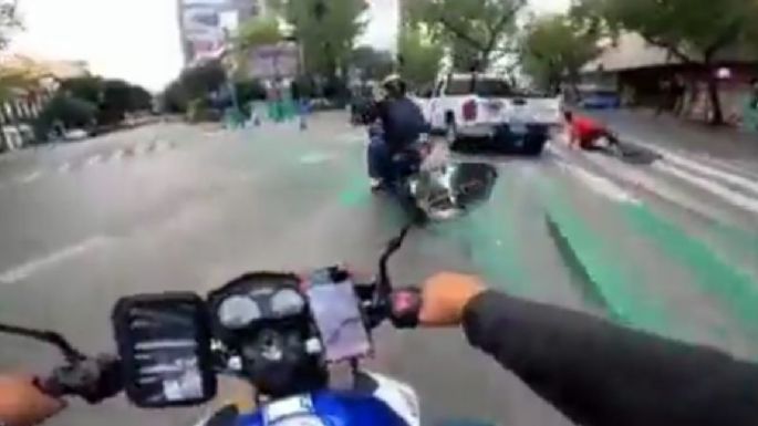 Camioneta a exceso de velocidad atropella a un ciclista y huye en Insurgentes (Video)