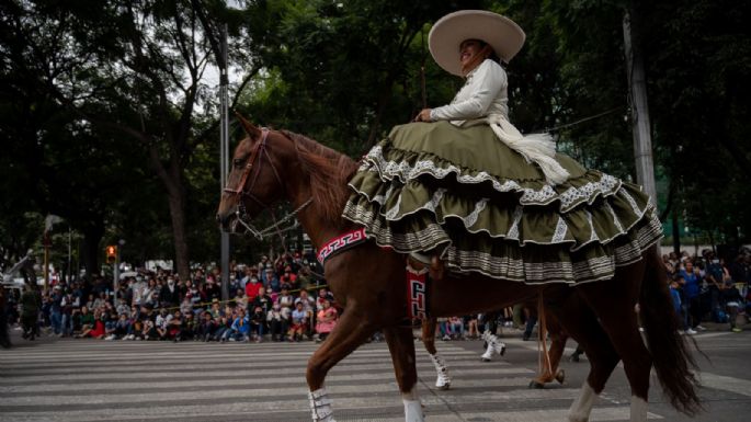 Desfile militar congregó a 300 mil personas en el Zócalo y alrededores