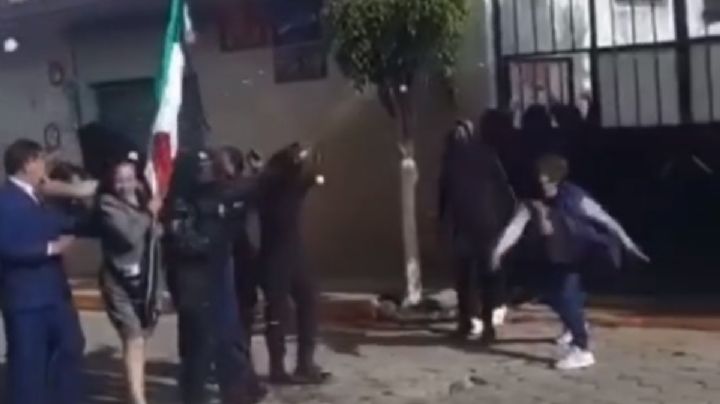 Lanzan huevos y globos con agua a la alcaldesa de Mazatecóchco, Tlaxcala (Video)