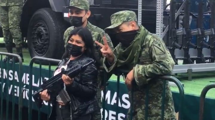 Asistentes al desfile posan con armas prestadas por militares y se desatan críticas en redes