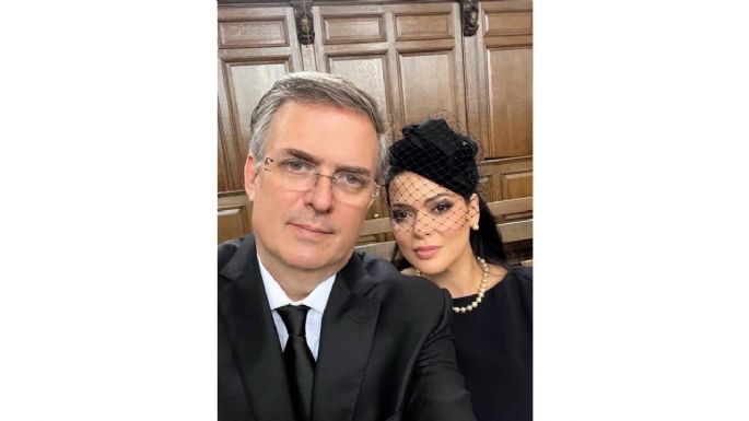 Le llueven críticas a Ebrard por tomarse una selfie en el funeral de la reina Isabel II