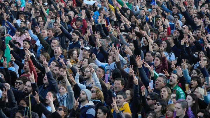 Miles de personas marchan en Buenos Aires en repudio al ataque contra Cristina Fernández