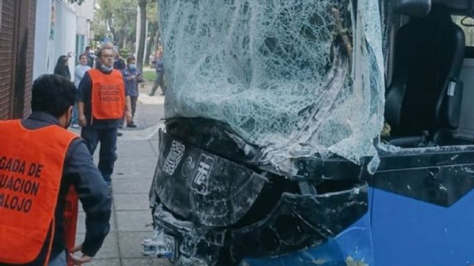 Aspirante a chofer estrella un trolebús durante su capacitación; hay tres heridos (Video)