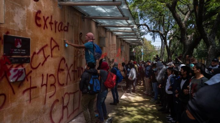 Padres de los 43 protestan en la Embajada de Israel para exigir la extradición de Tomás Zerón