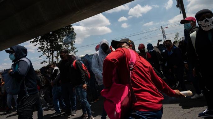 Normalistas de Ayotzinapa atacan con piedras y explosivos el Campo Militar 1 (Videos)