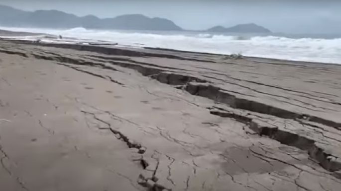 Pescadores muestran las grietas en una playa tras el sismo del 19 de septiembre (Video)