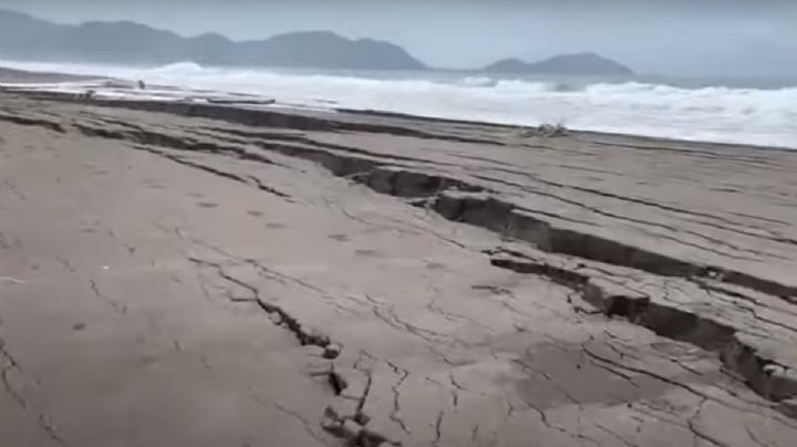 Pescadores muestran las grietas en una playa tras el sismo del 19 de septiembre (Video)