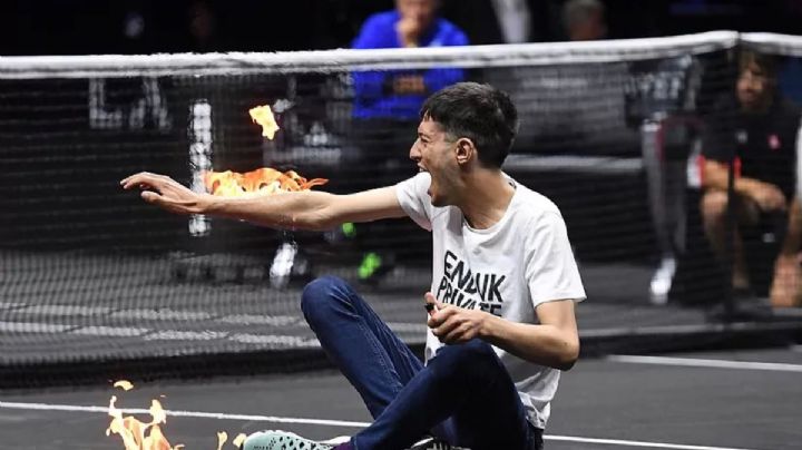 Previo al último partido de Federer, activista se prende fuego en un brazo durante la Laver Cup