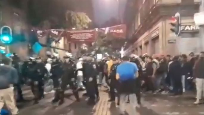 Policías y asistentes al concierto de Grupo Firme se enfrentan a golpes en el Zócalo (Video)