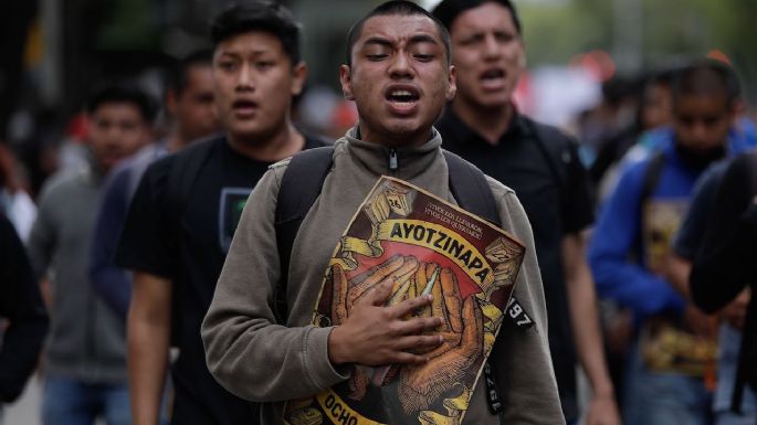 CDMX: marcharon 7 mil personas  por Ayotzinapa; ONG reporta cuatro lesionados