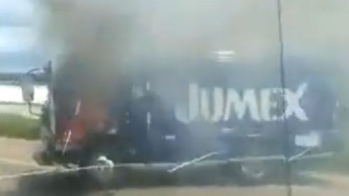 Presuntos normalistas queman tres camiones en Michoacán; exigen plazas automáticas
