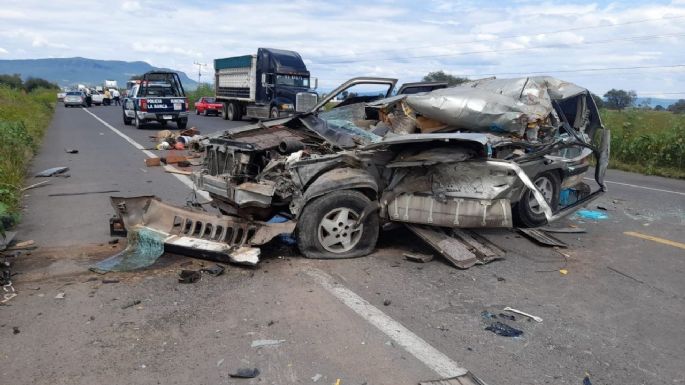Camión con jornaleros a bordo choca contra camioneta; hay 24 heridos y un muerto