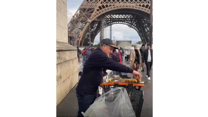 Colombiano que vende elotes junto a la torre Eiffel se vuelve viral