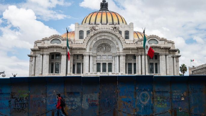 Ponen vallas metálicas en monumentos y edificios del centro ante la marcha por el aborto legal