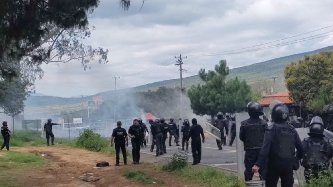Guardia civil de Michoacán disuelve bloqueos carreteros de normalistas