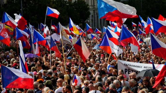 Miles de personas protestan en Praga contra las políticas antirrusas