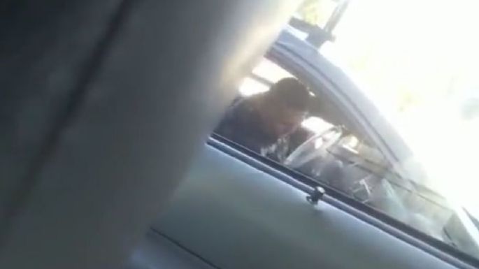 Captan a un hombre golpeando a un niño al interior de un auto en Ciudad Juárez; ya fue detenido