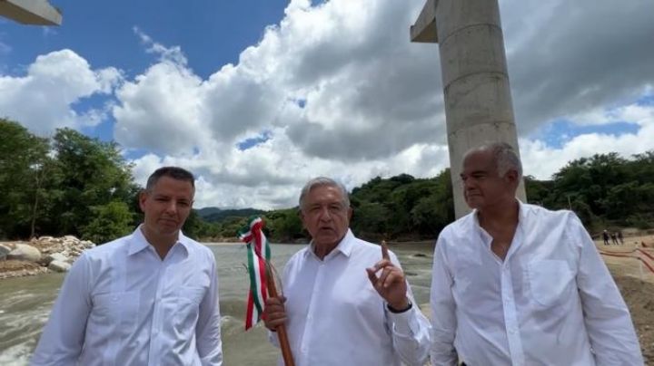 AMLO supervisa obras en la autopista Oaxaca-Costa; tienen un avance de 83.85%