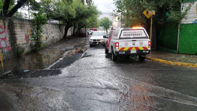 Cuatro personas mueren en auto arrastrado por la corriente en Cadereyta