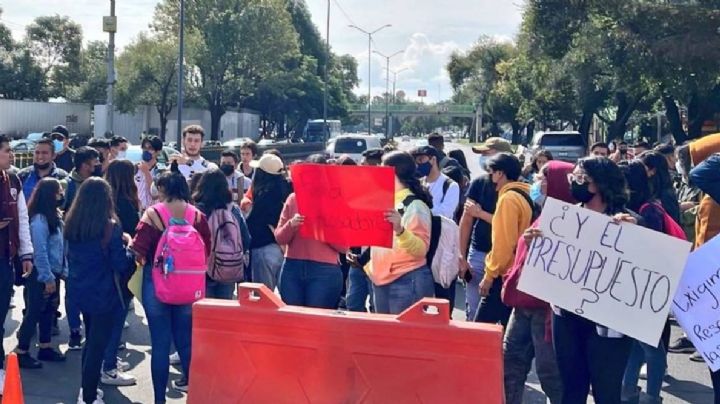 Estudiantes del IPN bloquean el Periférico; denuncian falta de maestros, materiales y casos de acoso