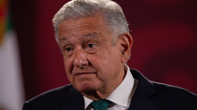 AMLO acusa a EU de "metiches" por alertas de viajes para no visitar México