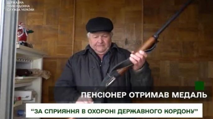 Ucrania condecora a un jubilado por derribar un avión ruso con su rifle