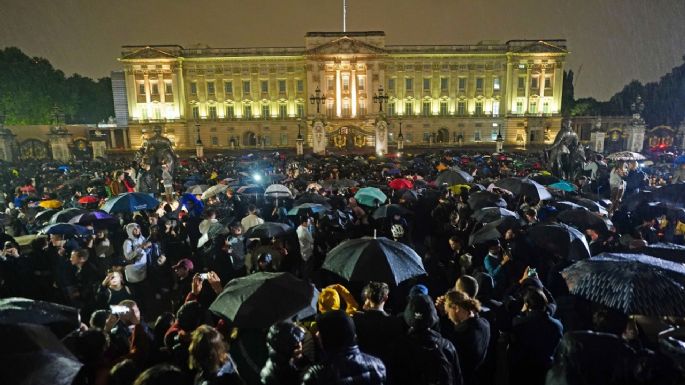 Una multitud se acerca al Palacio de Buckingham tras la muerte de Isabel II